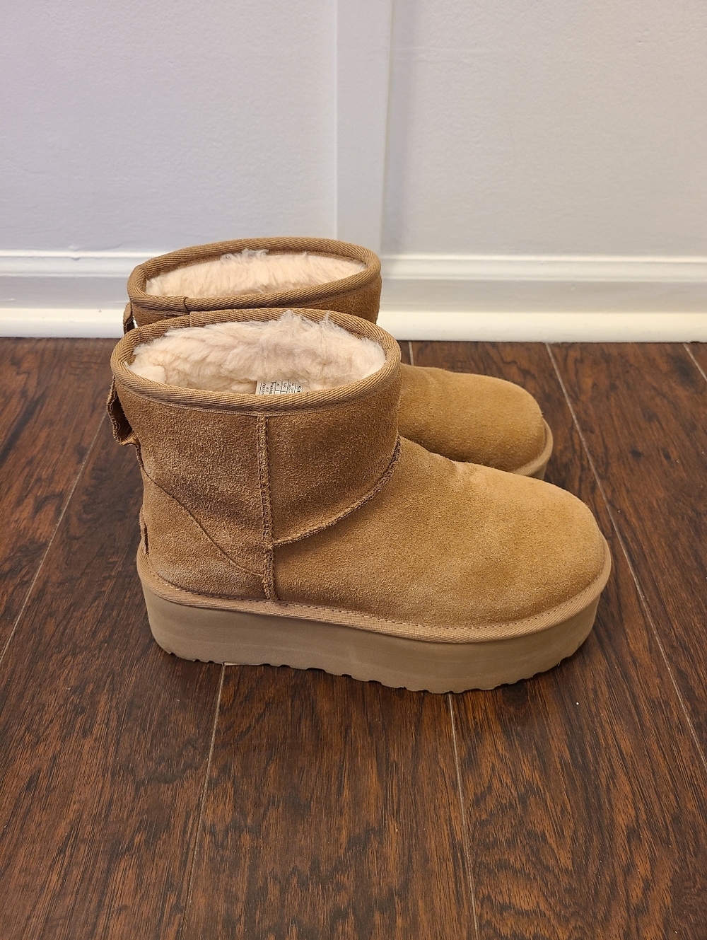 UGG Classic Mini Platform - Picture 2 of 9
